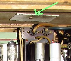 Detailaufnahme von elektronischen Bauteilen und Verkabelung