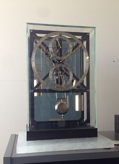 Mechanische Uhr in Glasgehäuse
