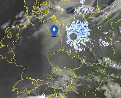Wetterkarte mit Regenmarkierung über Europa
