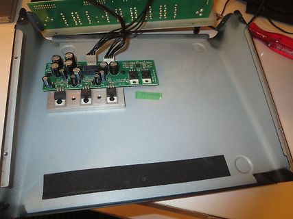 Innenansicht eines elektronischen Geräts mit Leiterplatte