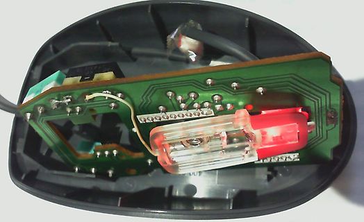 Geöffnetes Gehäuse einer Computermaus mit Platine und LED