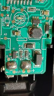 Nahaufnahme einer grünen Leiterplatte mit elektronischen Bauteilen