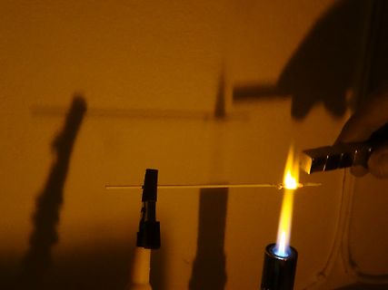Erhitzen eines Drahtes mit einer Flamme