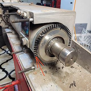 Mechanische Bauteile und Zahnrad in einer Werkstatt