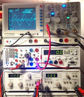 Laborausrüstung mit Oszilloskop, Multimeter und Netzteil