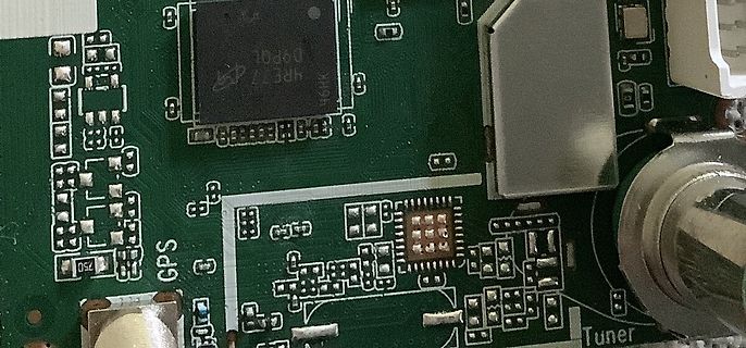 Nahaufnahme einer grünen Leiterplatte mit integrierten Chips