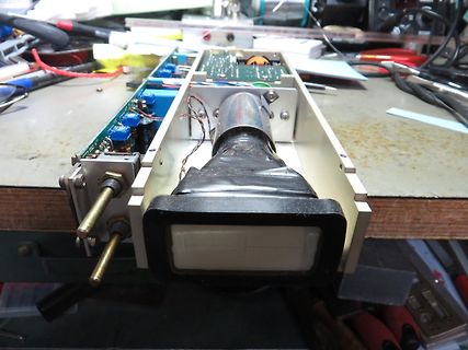 Geöffnetes elektronisches Gerät mit Platine und Display
