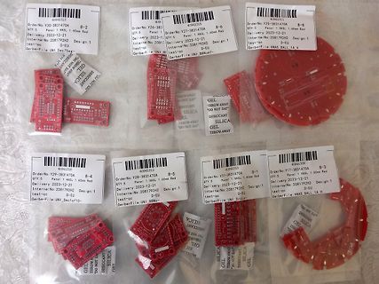 Mehrere rote Leiterplatten in Plastikbeuteln mit Etiketten