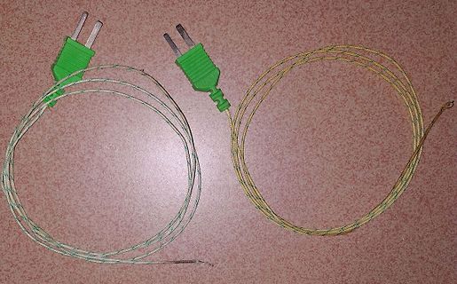 Zwei Kabel mit grünen Steckern