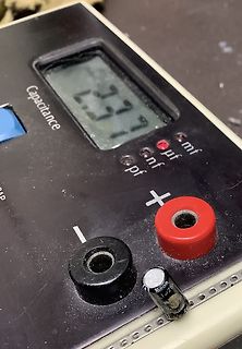 Messgerät mit Display und Elektrolytkondensator