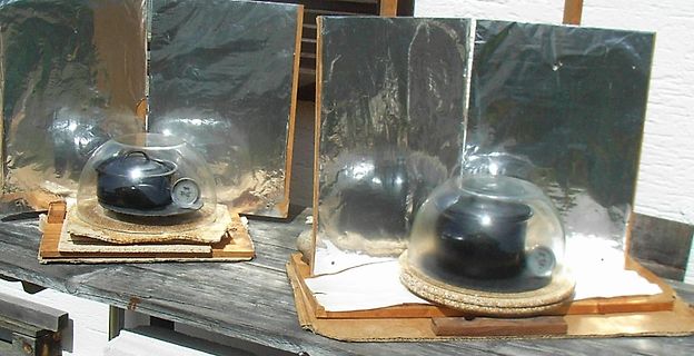 Experimenteller Aufbau mit reflektierenden Flächen und Glaskugeln