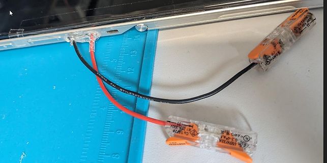 Verdrahtung mit Flachsteckverbindern auf blauem Untergrund