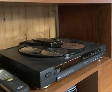 Dual CD Player auf Holzregal