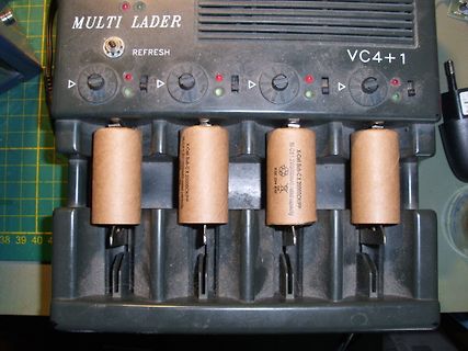 Batterieladegerät mit vier Akkus
