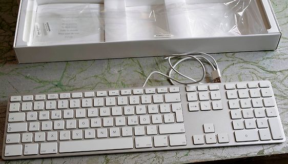Apple Magic Keyboard und Verpackung auf Tisch