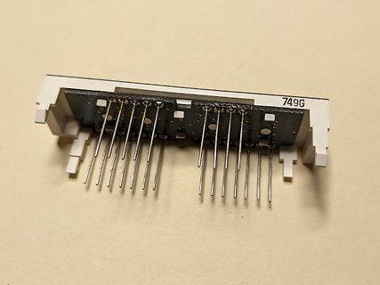 Elektronisches Bauteil mit Pins