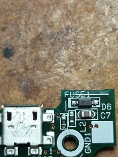 Detailaufnahme einer Leiterplatte mit USB-Buchse und Bauteilen