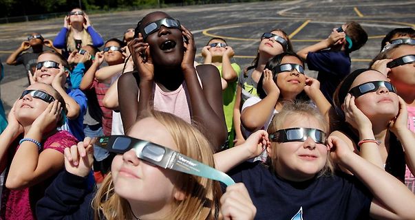 Kinder mit Sonnenfinsternis-Schutzbrillen