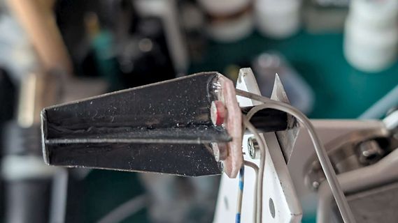 Nahaufnahme eines schwarzen Bauteils mit Kabeln