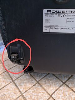 Typenschild eines Rowenta Geräts mit beschädigtem Rad