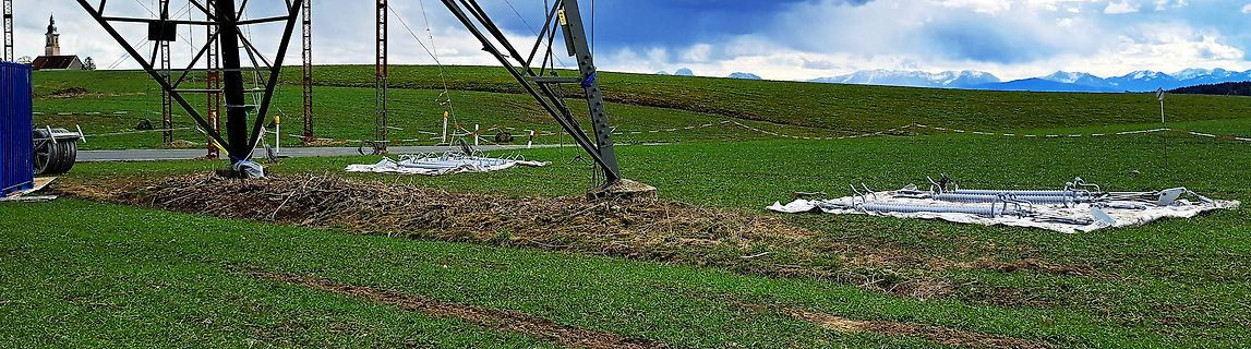 Metallkonstruktion auf einer Wiese