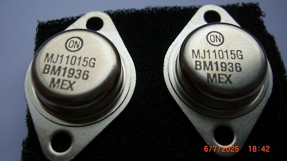 Zwei MJ11015G Leistungstransistoren