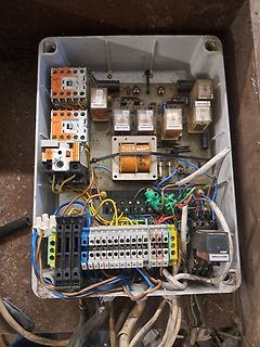 Offener Schaltschrank mit elektrischen Komponenten
