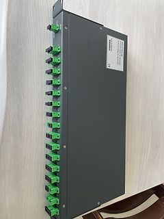 Frontansicht eines Netzwerk-Switches mit grünen RJ45-Ports