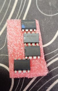 Winbond Flash-Speicherchips auf Schaumstoff