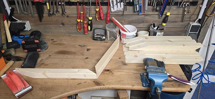 Werkstatt mit Holzwerkzeugen und Holzstücken