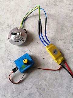 Elektronischer Aufbau mit Potentiometer und Leistungsmodul