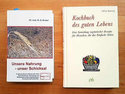 Zwei Bücher auf einem Holztisch