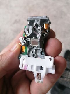 Geöffnetes elektronisches Bauteil in einer Hand