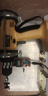 Akkuschrauber und kleine Platine mit Display