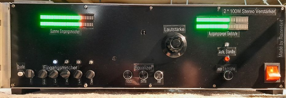 Frontplatte eines Stereo-Verstärkers mit LED-Pegelanzeigen