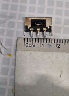 Elektronikbauteil mit Lineal zur Größenbestimmung