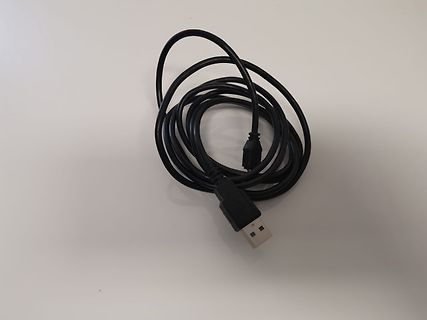 schwarzes USB-Kabel