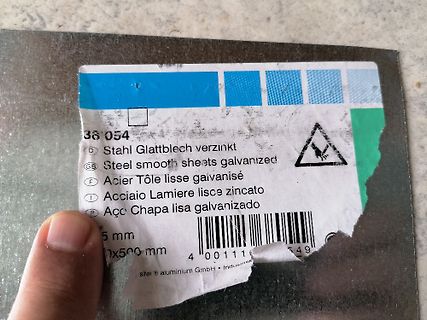 Etikett auf verzinktem Stahlblech