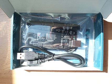 Arduino Mega 2560 in Verpackung mit USB-Kabel