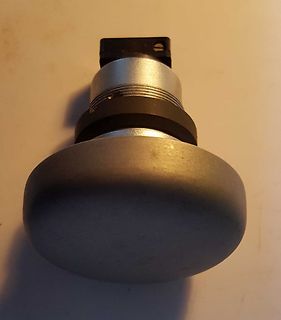 Metallischer Drucktaster oder Drehknopf