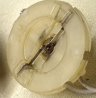 Nahaufnahme eines Kunststoffgehäuses mit Metallkontakten