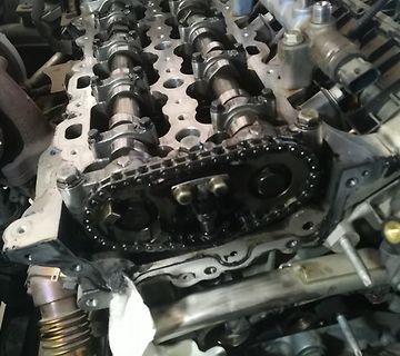 Innenansicht eines Verbrennungsmotors mit Nockenwellen und Steuerkette
