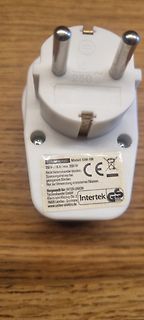 Rückseite eines Netzsteckers mit Typenschild