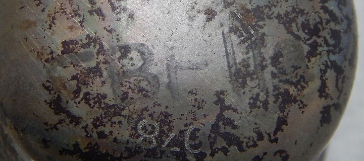 Nahaufnahme einer metallischen Oberfläche mit Prägung