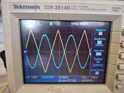 Abfotografiertes Tektronix Oszilloskop mit Sinuswellen