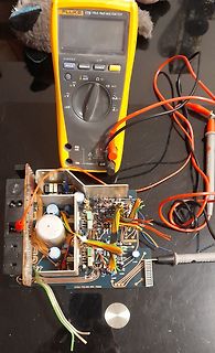 Multimeter und Leiterplatte mit Messspitzen