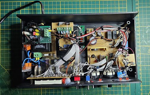 Aufbau eines elektronischen Geräts mit Lochrasterplatinen und Verkabelung