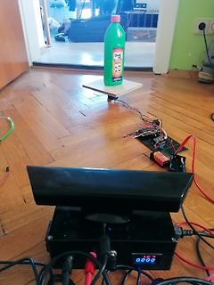 Elektronik-Aufbau mit Netzteil und Breadboard auf Holzboden