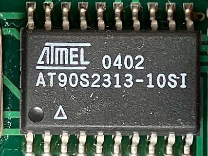 Nahaufnahme eines Atmel Mikrocontrollers auf Leiterplatte