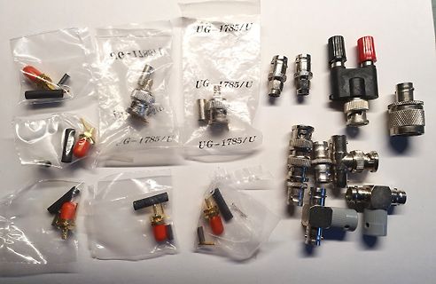 Verschiedene BNC-Adapter und Stecker in Beuteln und lose